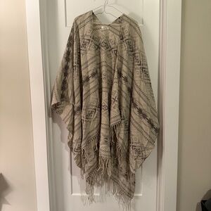 Mudd Cream and Gray Western Boho Patterned Fringe Poncho